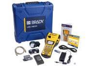 Принтер BRADY M410-KIT-EU-BWS с ПО BWS ADVANCED, англ. клавиатура. В компл.: жесткий кейс, аккумуляторная батареей NiMH, аккумуляторная батарея Li-ion, зарядное устройство, картридж с этикетками, магнитная накладка, держатель на пояс, мануал и др.